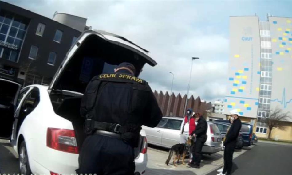 Drogový dealer se snažil návykové látky zbavit